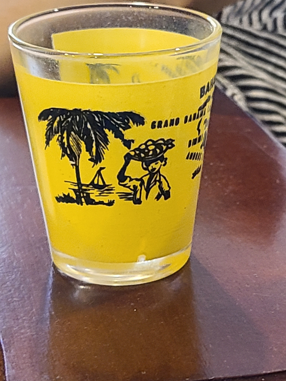 Vintage Yellow Glass Tumbler with Black Bahama Islands Map - Picture 2 of 3